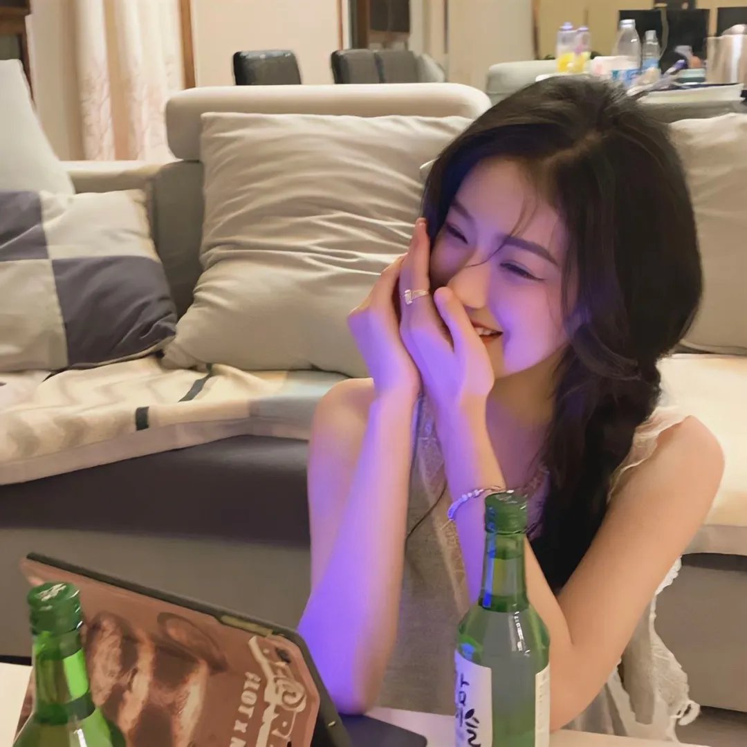 黑瓜吃料网入口 - 某顶流男星被曝与经纪人隐婚三年，女方已孕